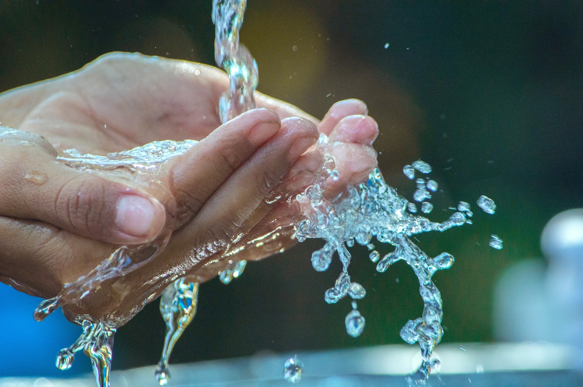 Wasser fließt über Hände bildet Reinheit ab